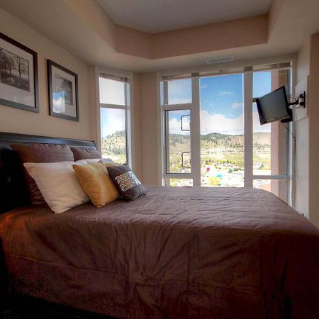 Sunset Waterfront Resort By Discover Kelowna Resort Accommodations Ngoại thất bức ảnh