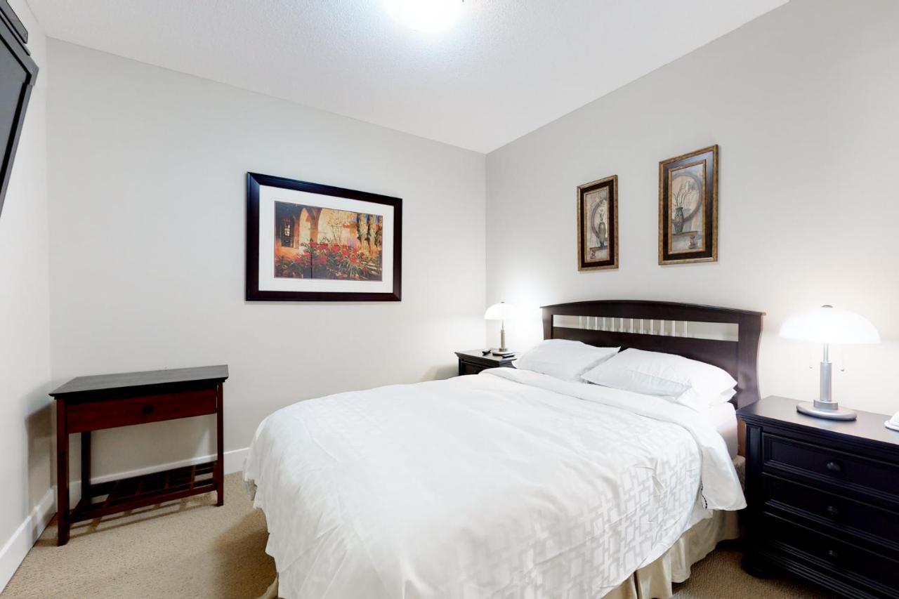 Sunset Waterfront Resort By Discover Kelowna Resort Accommodations Ngoại thất bức ảnh