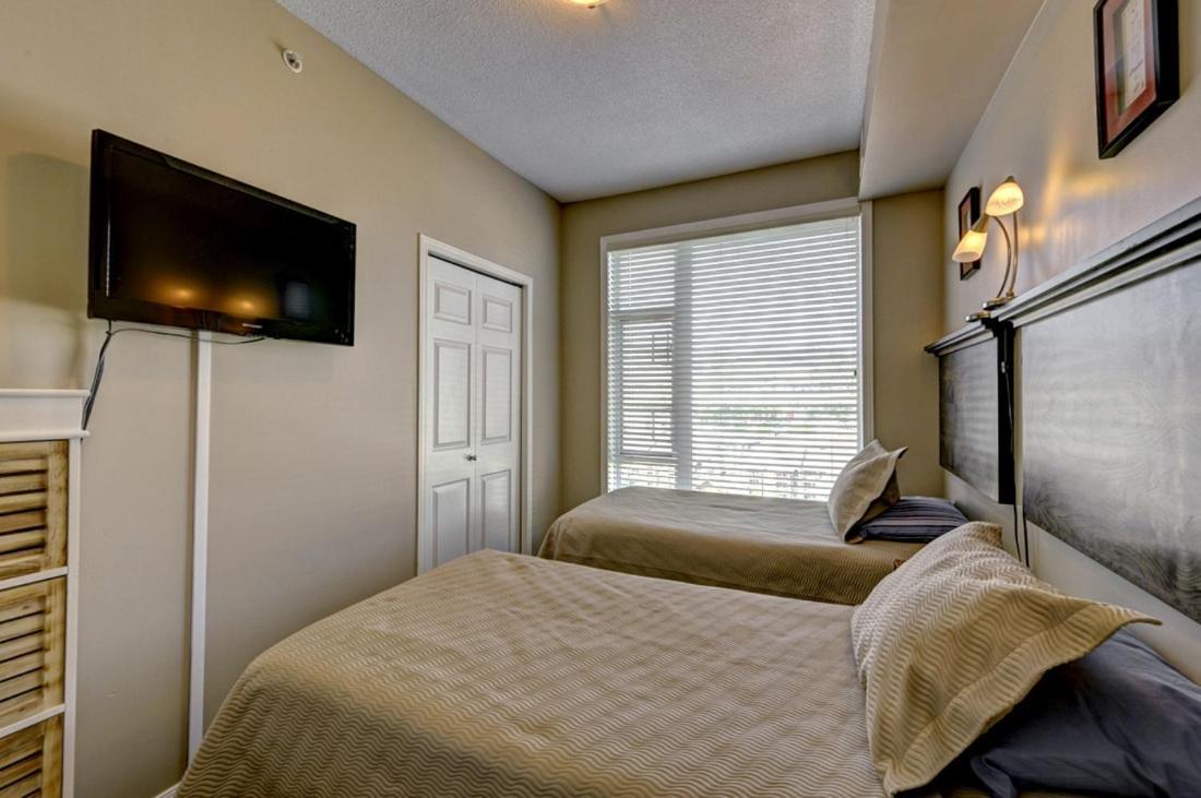 Sunset Waterfront Resort By Discover Kelowna Resort Accommodations Ngoại thất bức ảnh