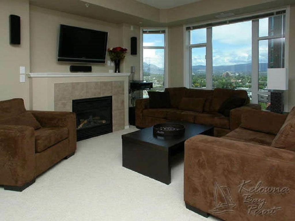 Sunset Waterfront Resort By Discover Kelowna Resort Accommodations Ngoại thất bức ảnh