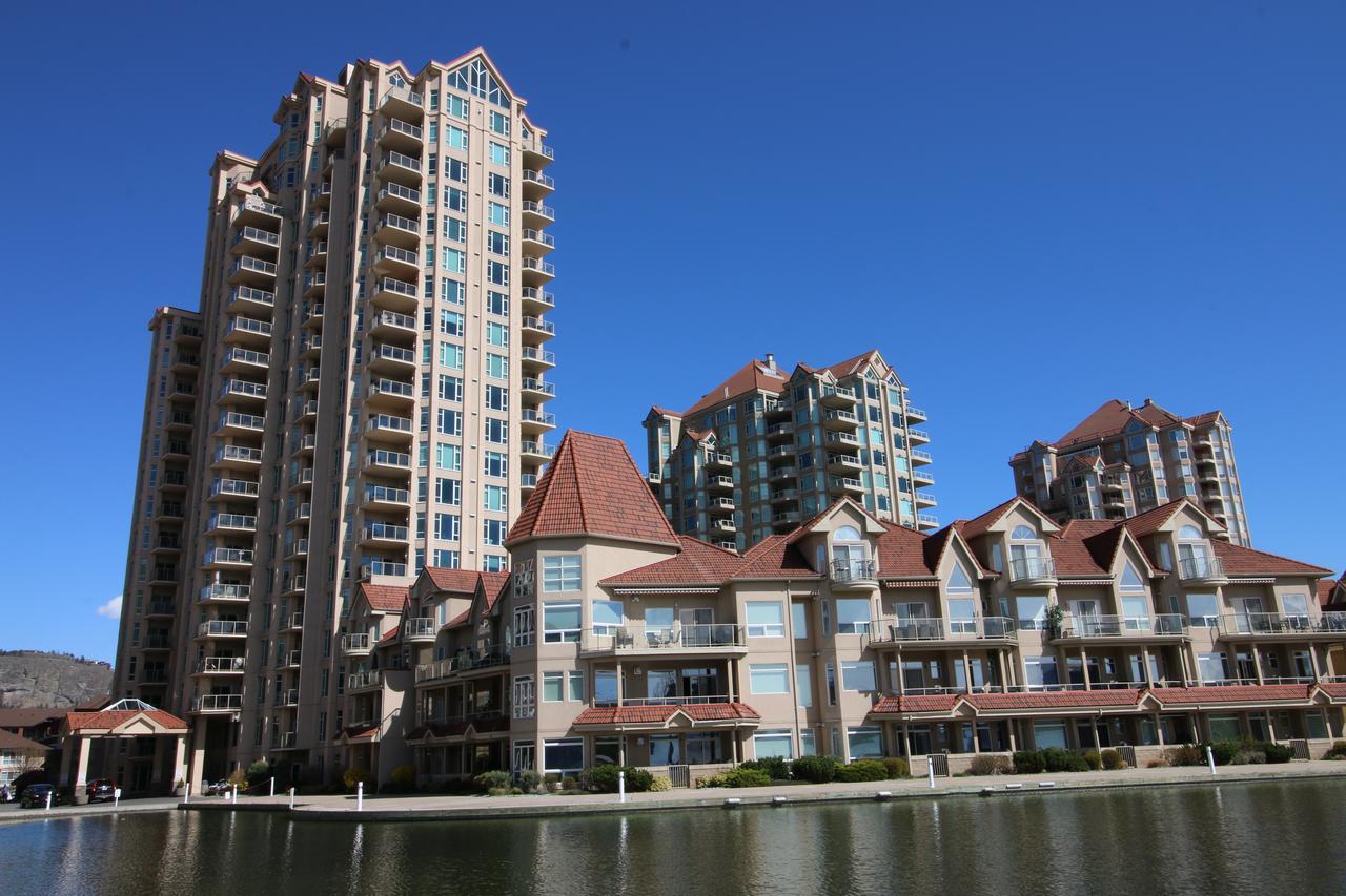 Sunset Waterfront Resort By Discover Kelowna Resort Accommodations Ngoại thất bức ảnh